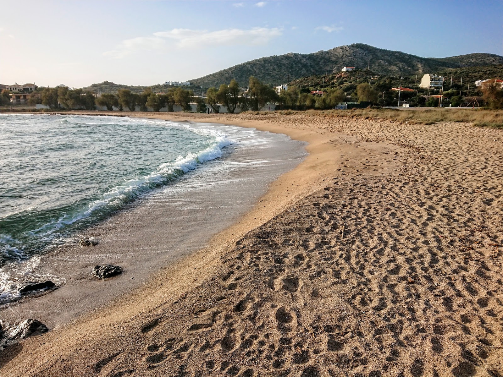 Fotografie cu Legrena Beach cu o suprafață de apa pură turcoaz