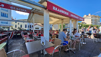 Atmosphère du Restaurant de fruits de mer Bar Snack Le Dauphin à Saint-Jean-de-Luz - n°2
