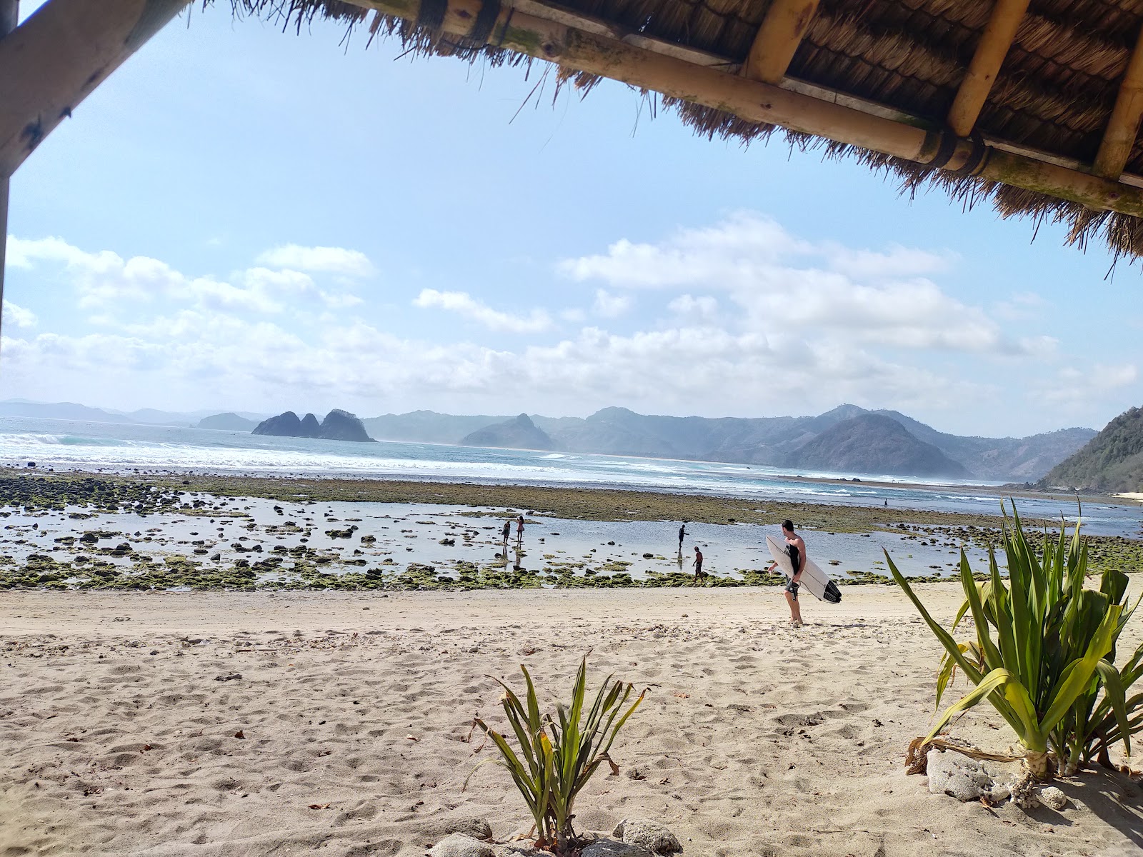 Mawi Small Beach'in fotoğrafı uçurumlarla desteklenmiş