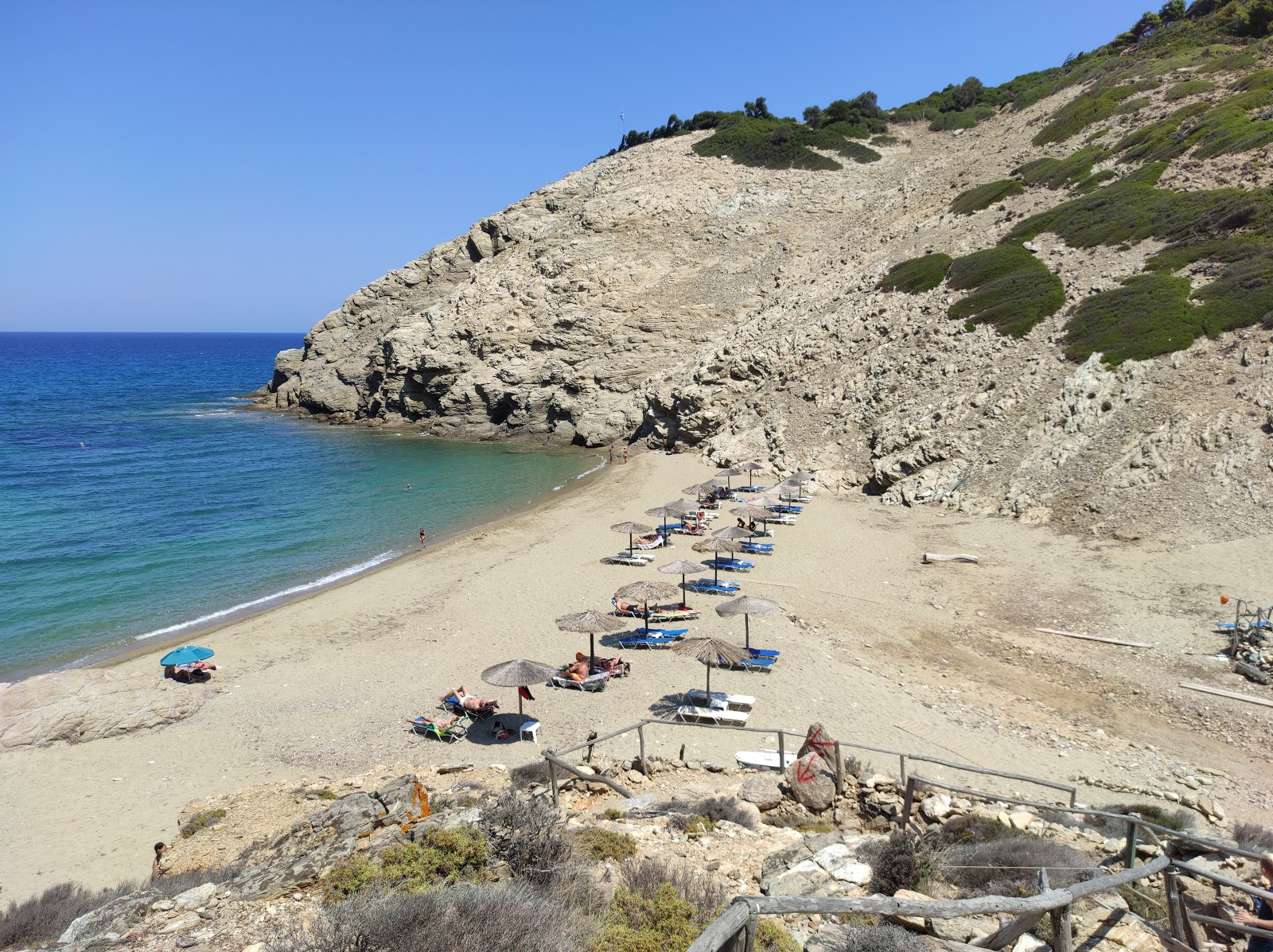 Foto di Mikros Aselinos beach con una superficie del sabbia grigia