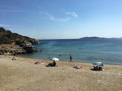 Foto di Agios Kyprianos Beach circondato da montagne