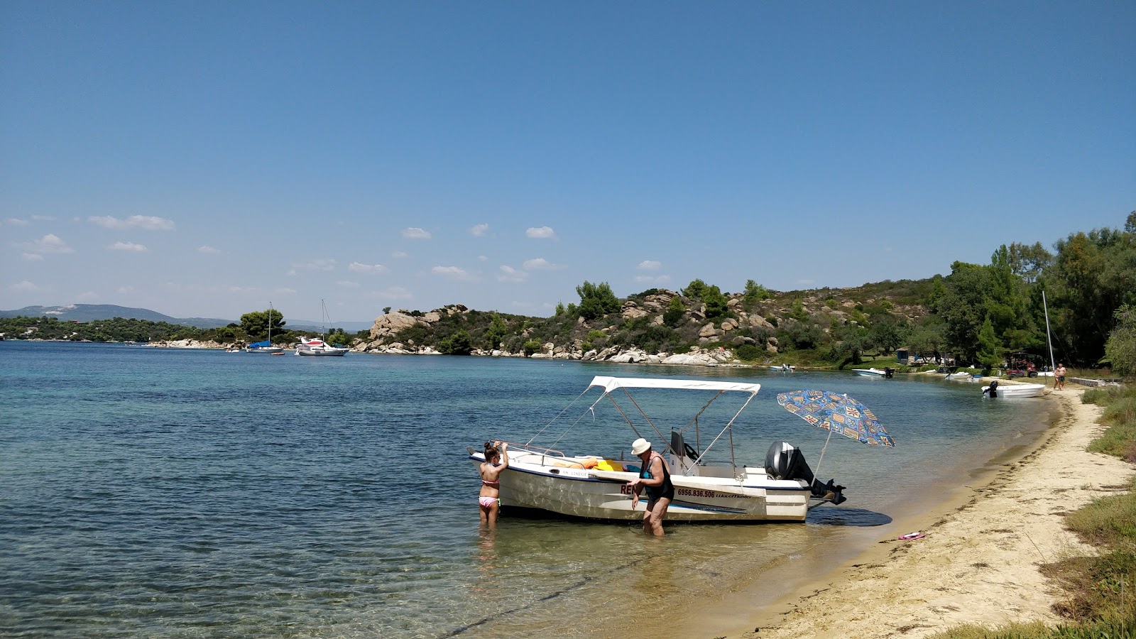 Foto di Diaporos beach III con una superficie del sabbia luminosa