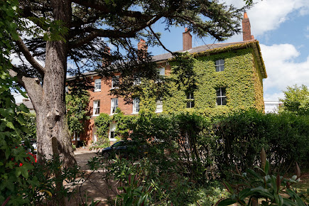 جون كوديجان وشركاه - John Cuddigan & Associates