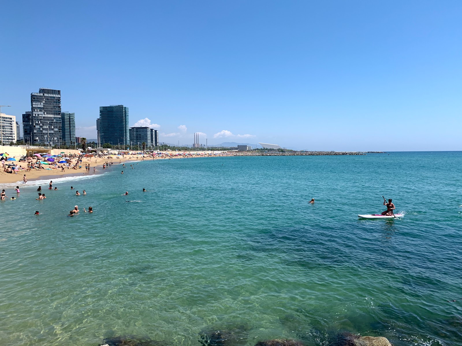 Foto van Platja de la Mar Bella met lange baai