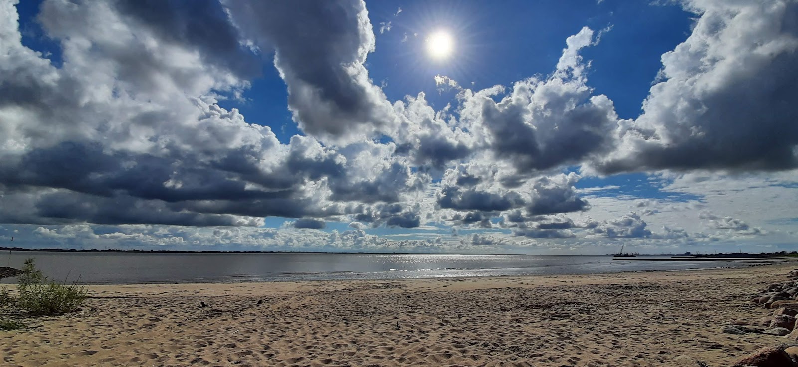 Foto von Brokdorf strand mit beiger sand Oberfläche
