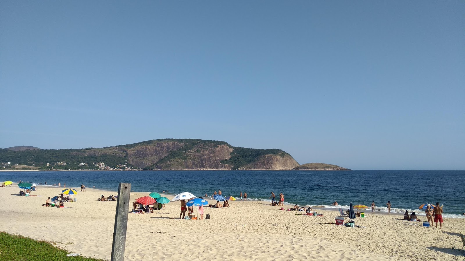 Praia de Camboinhas'in fotoğrafı uçurumlarla desteklenmiş