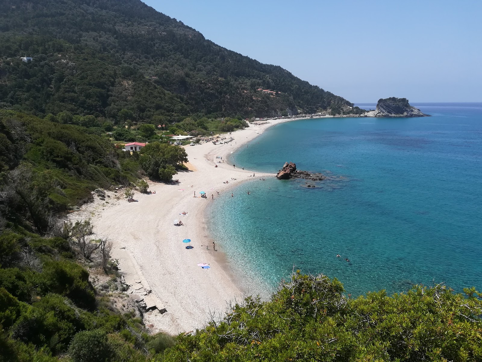 Foto di Potami beach con una superficie del ciottoli beige
