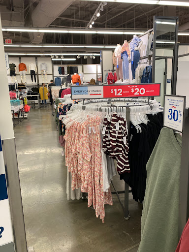 Clothing Store «Old Navy», reviews and photos, 634 Spectrum Center Dr, Irvine, CA 92618, USA