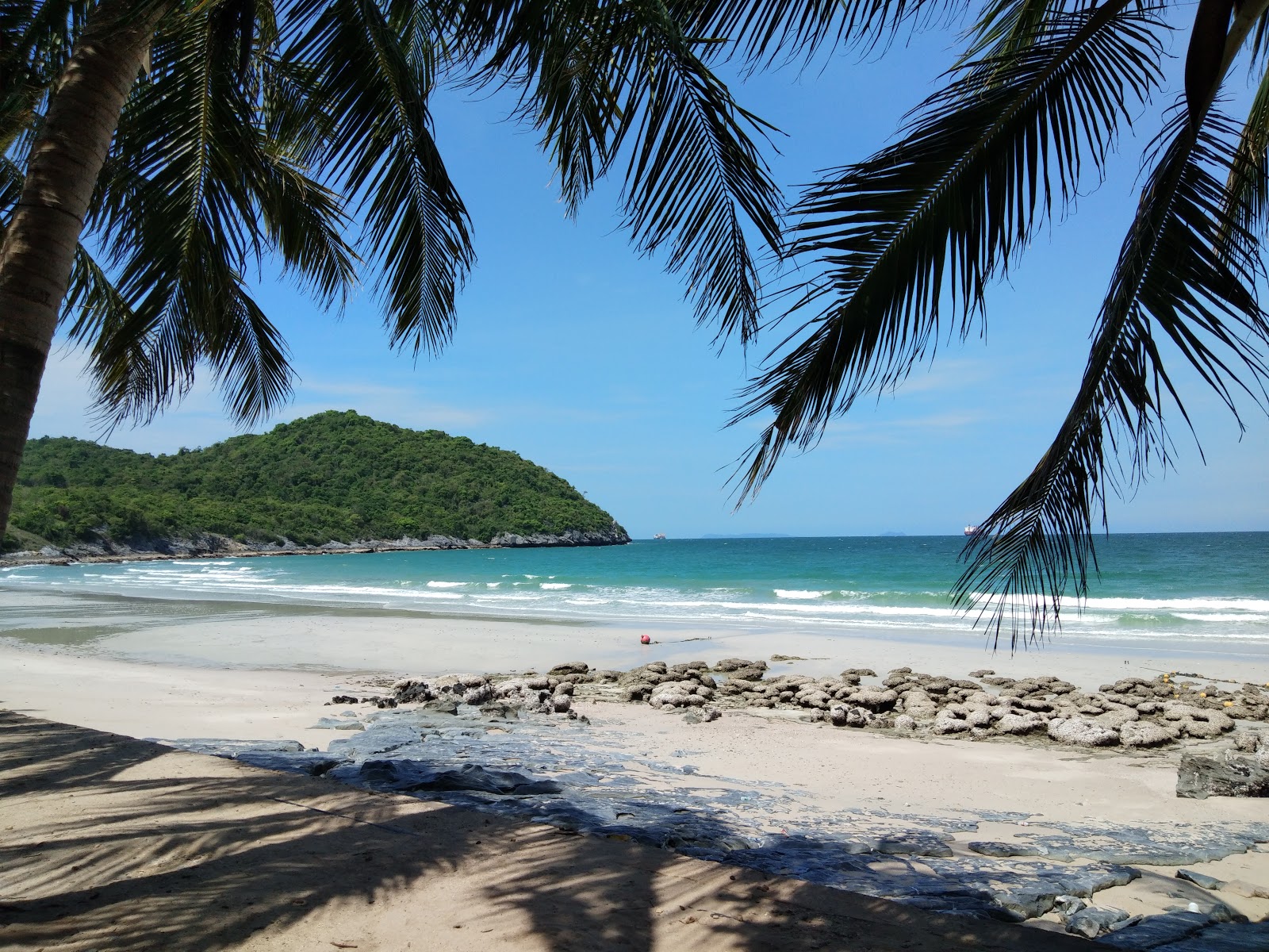 Foto av Tham Phang Beach omgiven av klippor