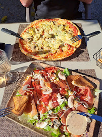 Pizza du Restaurant La Grillade De Lou Mercat à Roubia - n°1
