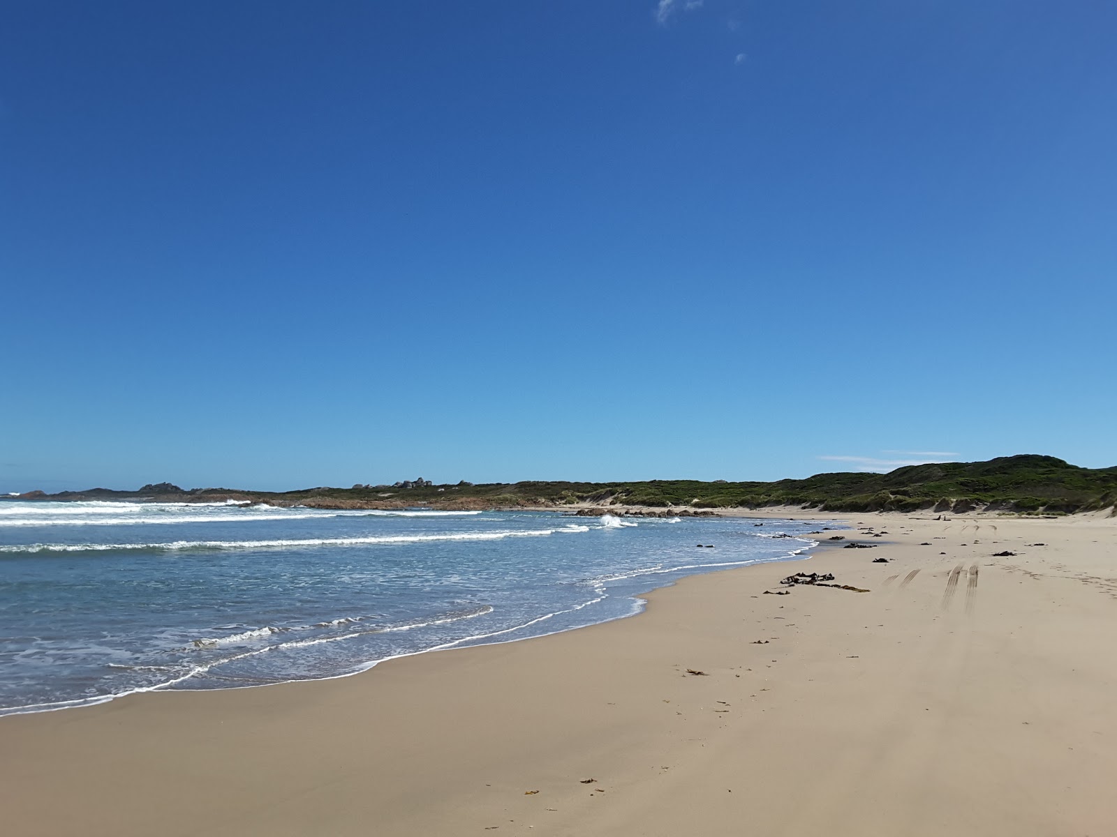 Foto de Lighthouse Beach com areia clara e rochas superfície