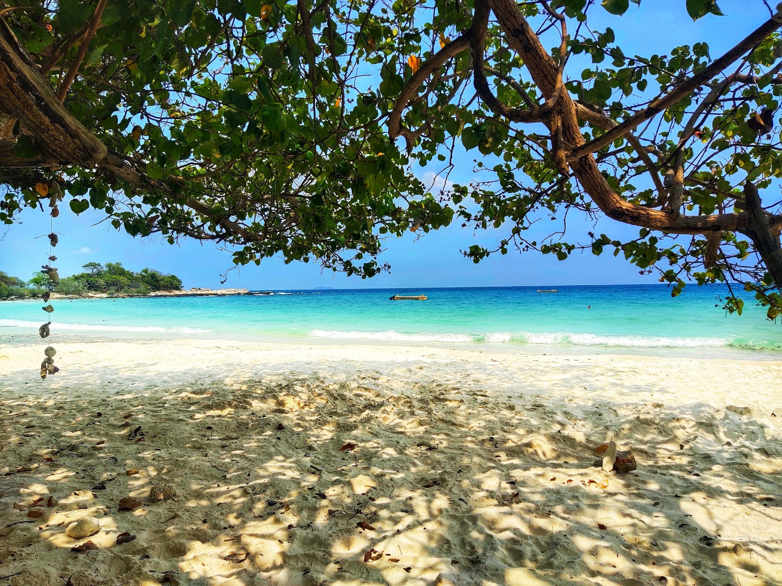 Foto di Spiaggia di Wai con una superficie del sabbia bianca