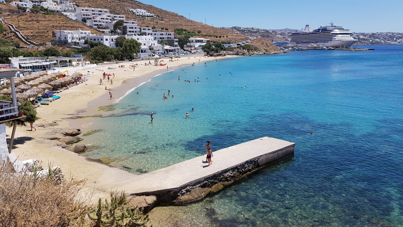 Agios Stefanos Plajı'in fotoğrafı parlak ince kum yüzey ile