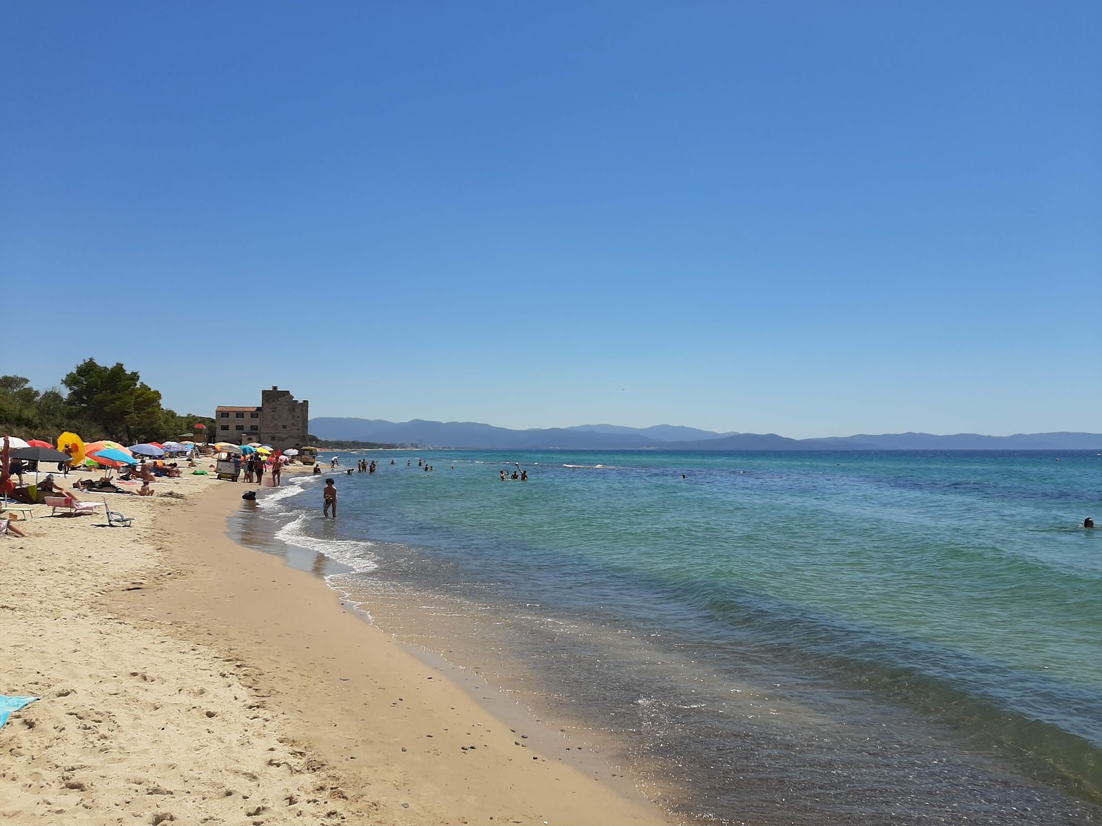 Foto von Spiaggia di Torre Mozza mit feiner beiger sand Oberfläche