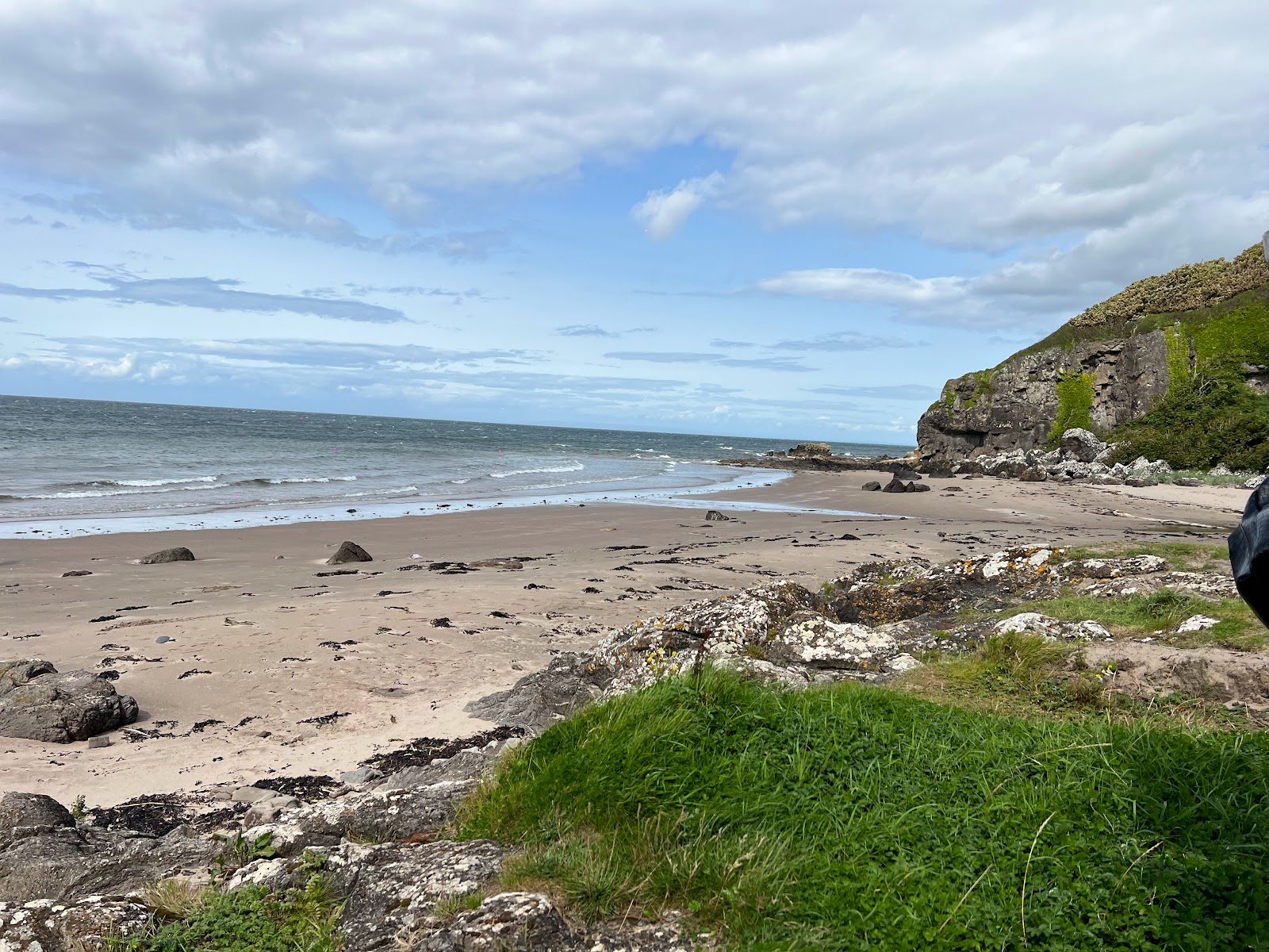 Foto di Culzean Beach con una superficie del sabbia luminosa