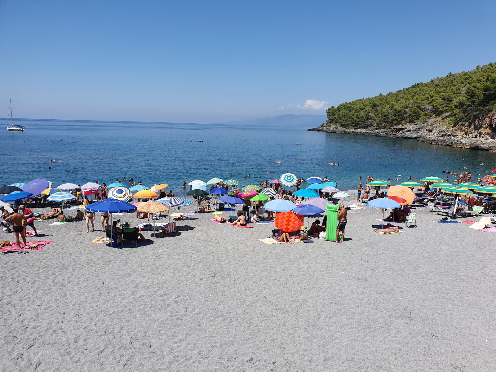 Spiaggia di Fiumicello的照片 背靠悬崖