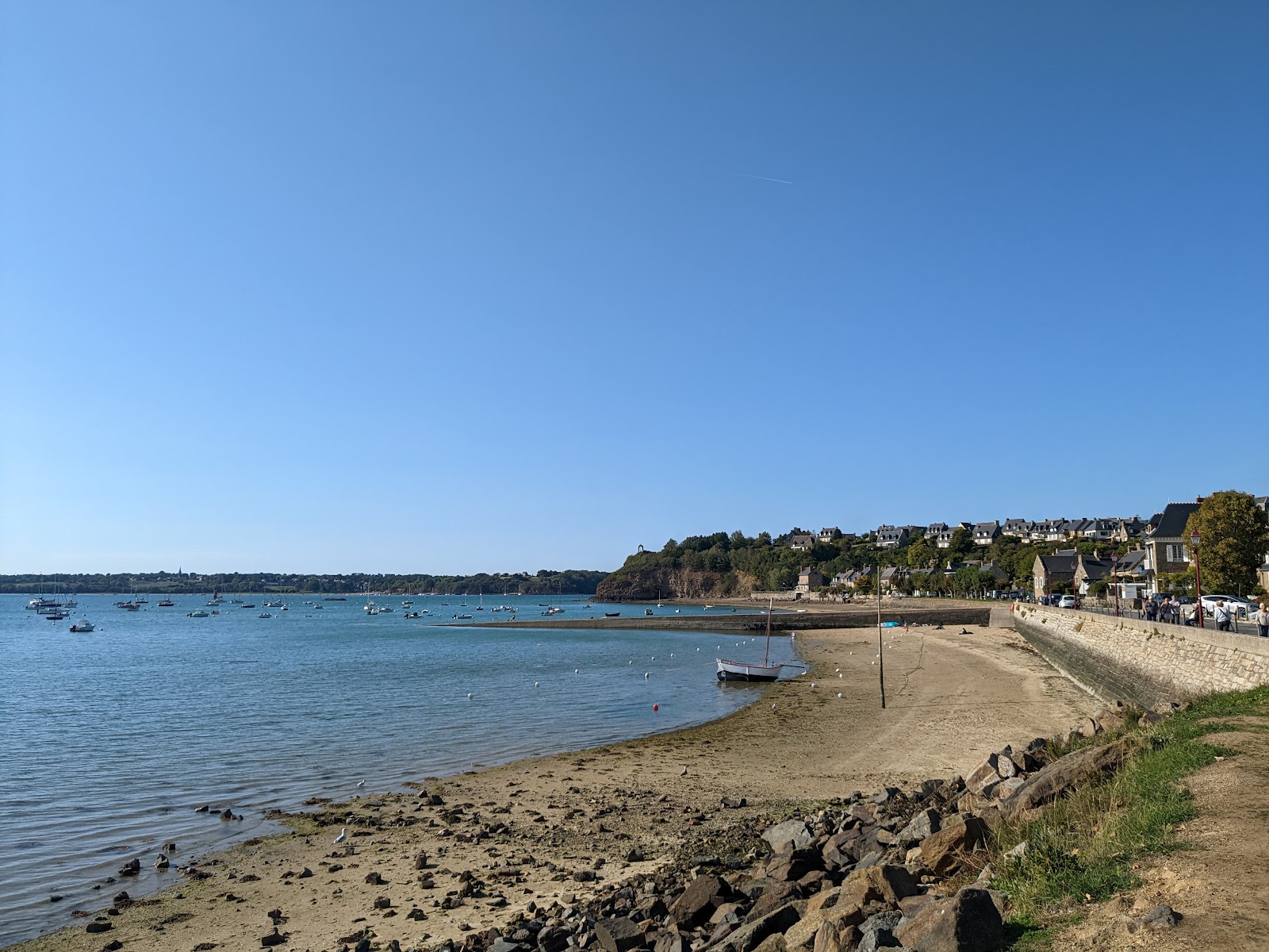 Foto von Plage de Saint-Suliac mit beiger sand Oberfläche