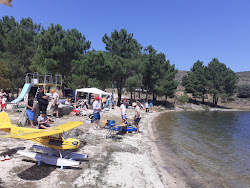 Praia Fluvial da Albufeira do Vilar'in fotoğrafı - rahatlamayı sevenler arasında popüler bir yer