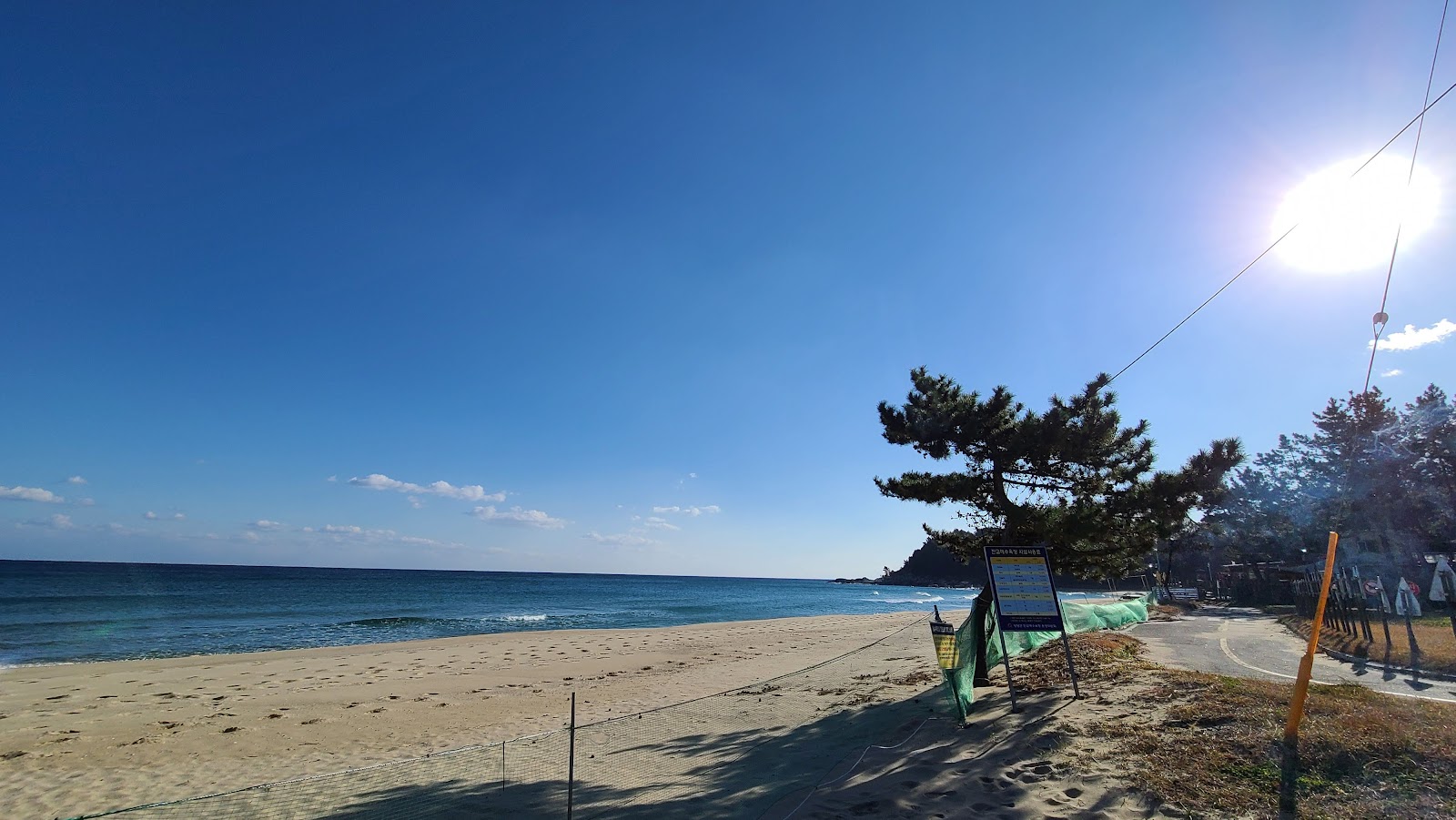 Valokuva Jangyo Beachista. puhtaustasolla korkea