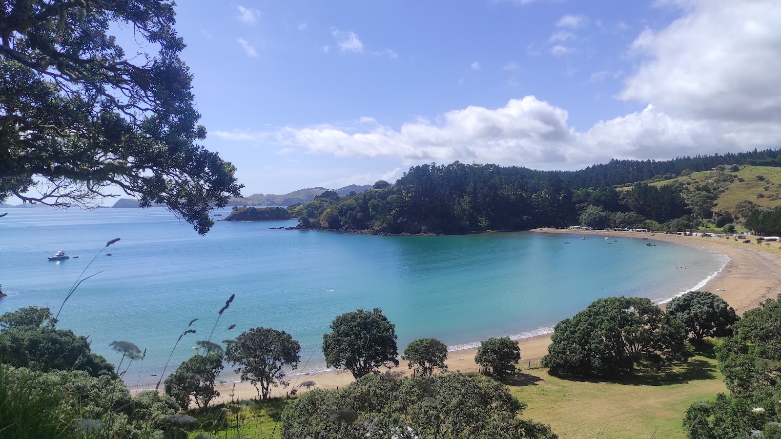 Foto van Mahinepua Bay Beach met turquoise puur water oppervlakte