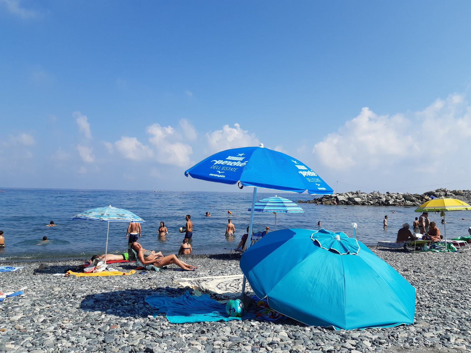 Spiaggia Olanda的照片 带有蓝色纯水表面