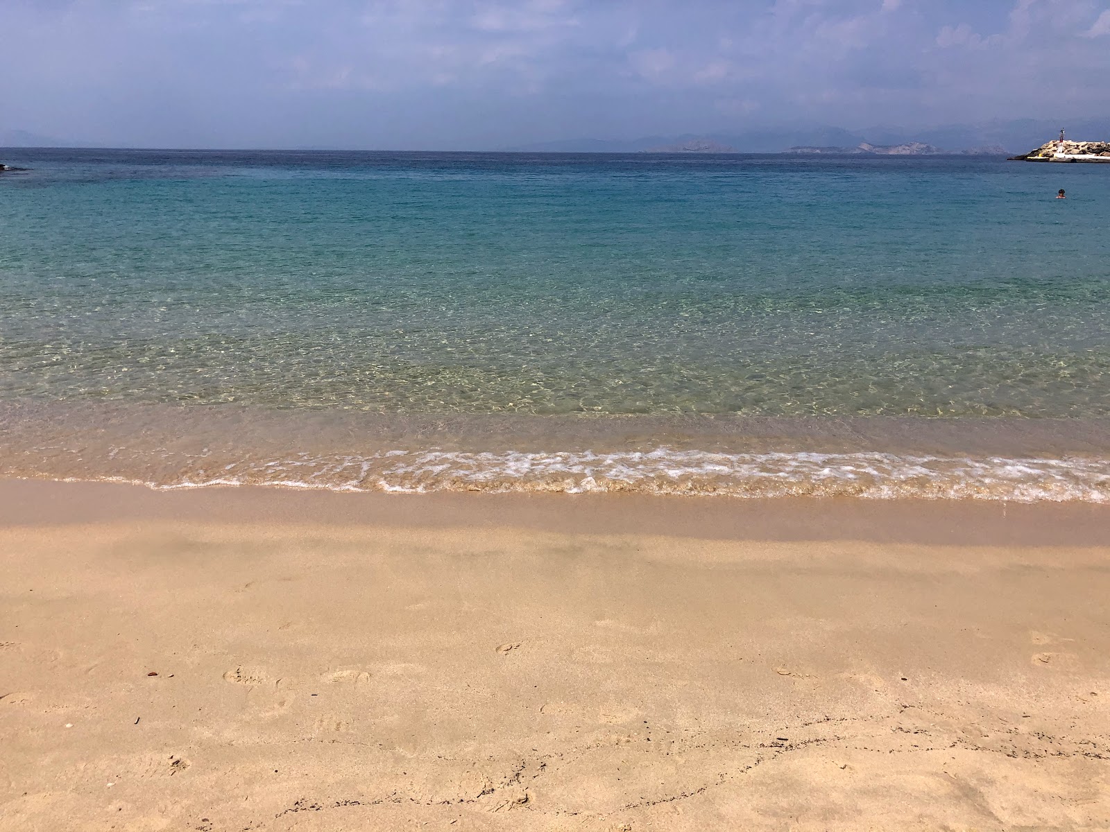 Fotografija Plaža Meltemi podprto z obalami