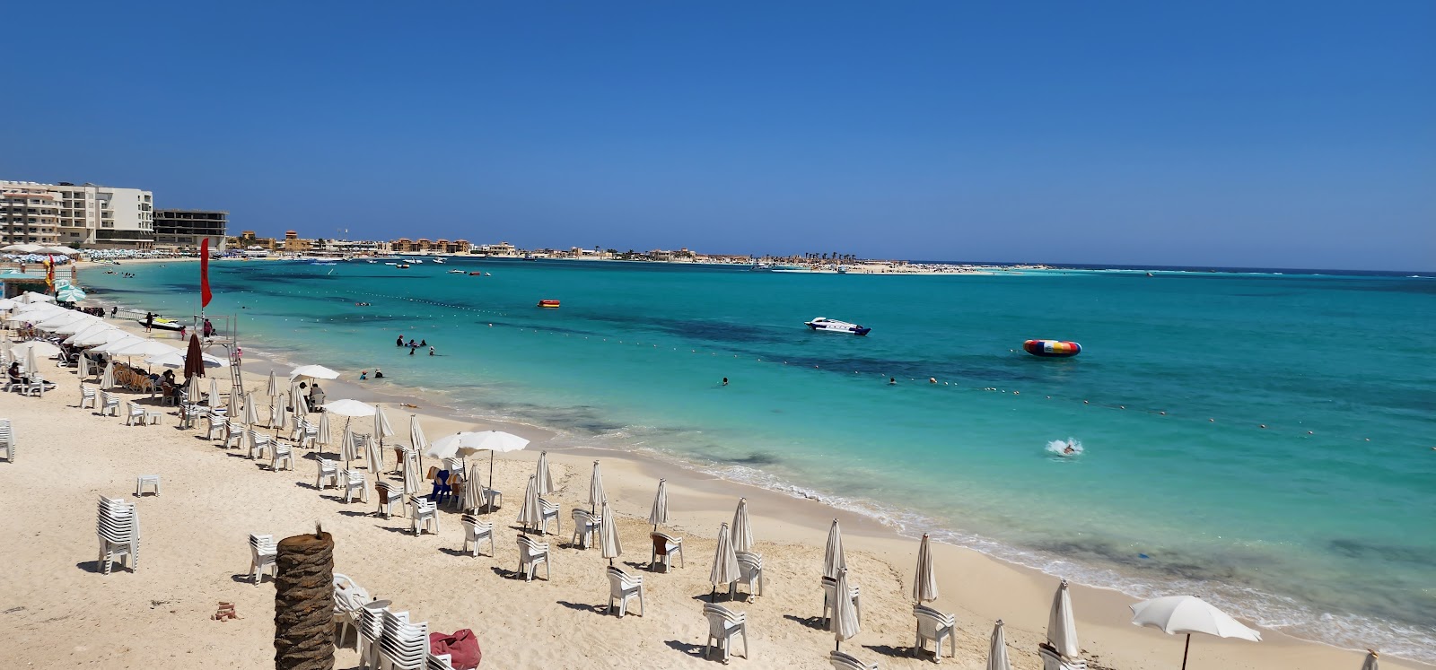 Foto di Jewel Beach Hotel, Matrouh con una superficie del sabbia beige fine