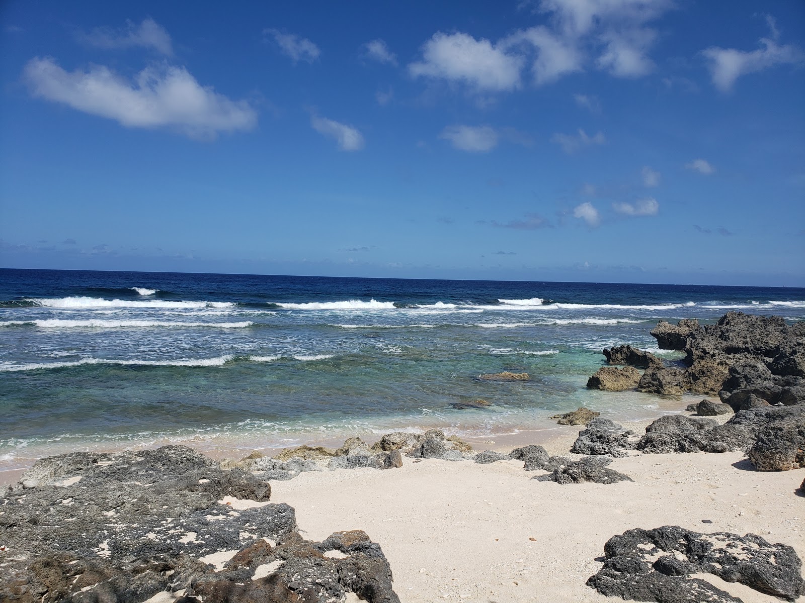 Marine Beach的照片 带有碧绿色纯水表面