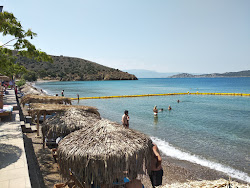 Foto von Agios Nikolaos beach und die siedlung
