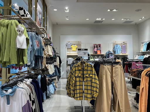 Clothing Store «Forever 21», reviews and photos, 14006 Riverside Dr # 35, Sherman Oaks, CA 91423, USA