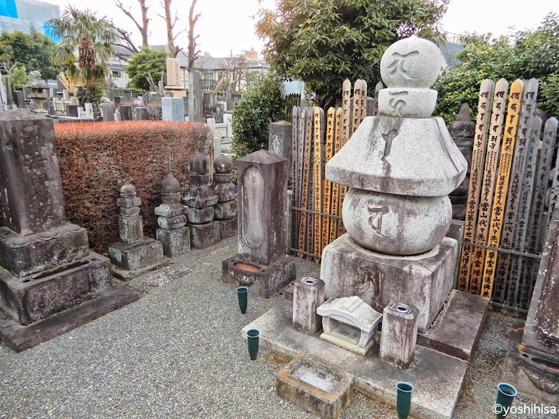 宝仙寺歴代住職の墓所