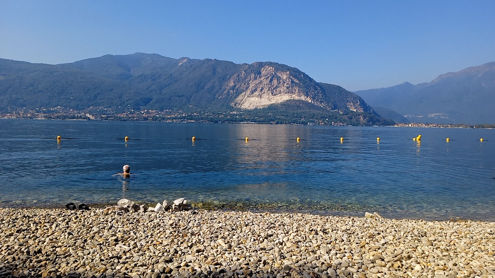 Photo de Spiaggia Tre Ponti avec l'eau cristalline de surface