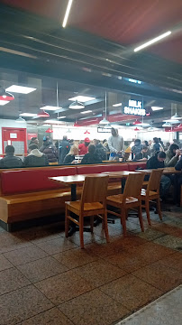 Atmosphère du Restaurant de hamburgers Five Guys Les Halles à Paris - n°7