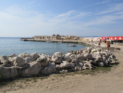 Mihajla beach'in fotoğrafı dağlarla çevrili