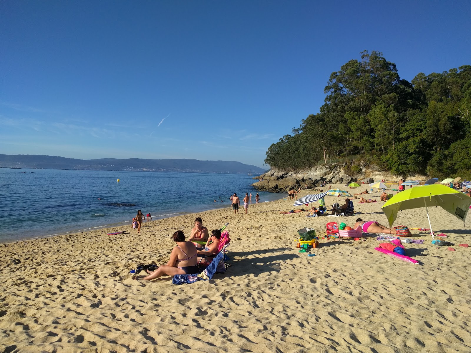 Praia Agrelo Portomaior'in fotoğrafı - rahatlamayı sevenler arasında popüler bir yer