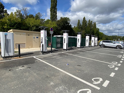 Borne de recharge de véhicules électriques IONITY Station de recharge Veyre-Monton