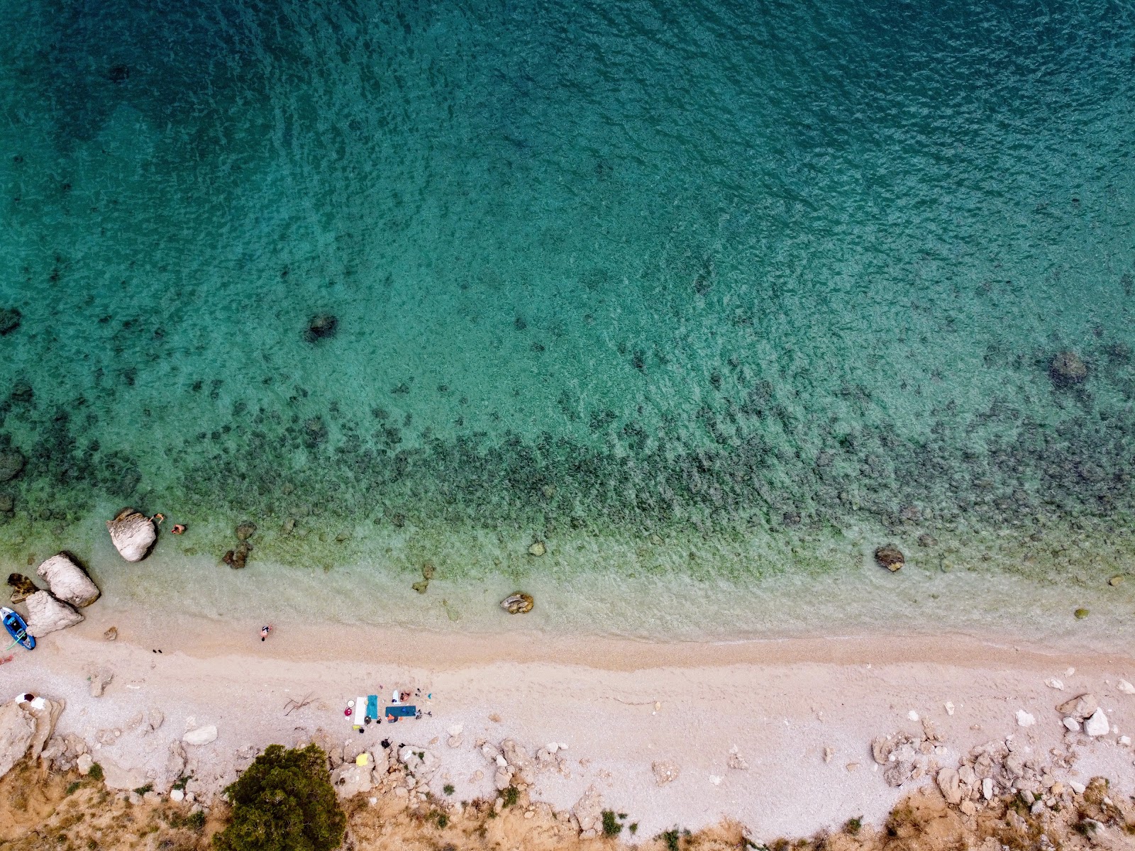 Plaza Vruja'in fotoğrafı geniş bir kıyı şeridi ile birlikte