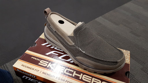 Shoe Store «DSW Designer Shoe Warehouse», reviews and photos, 520 E Waterfront Dr, Homestead, PA 15120, USA