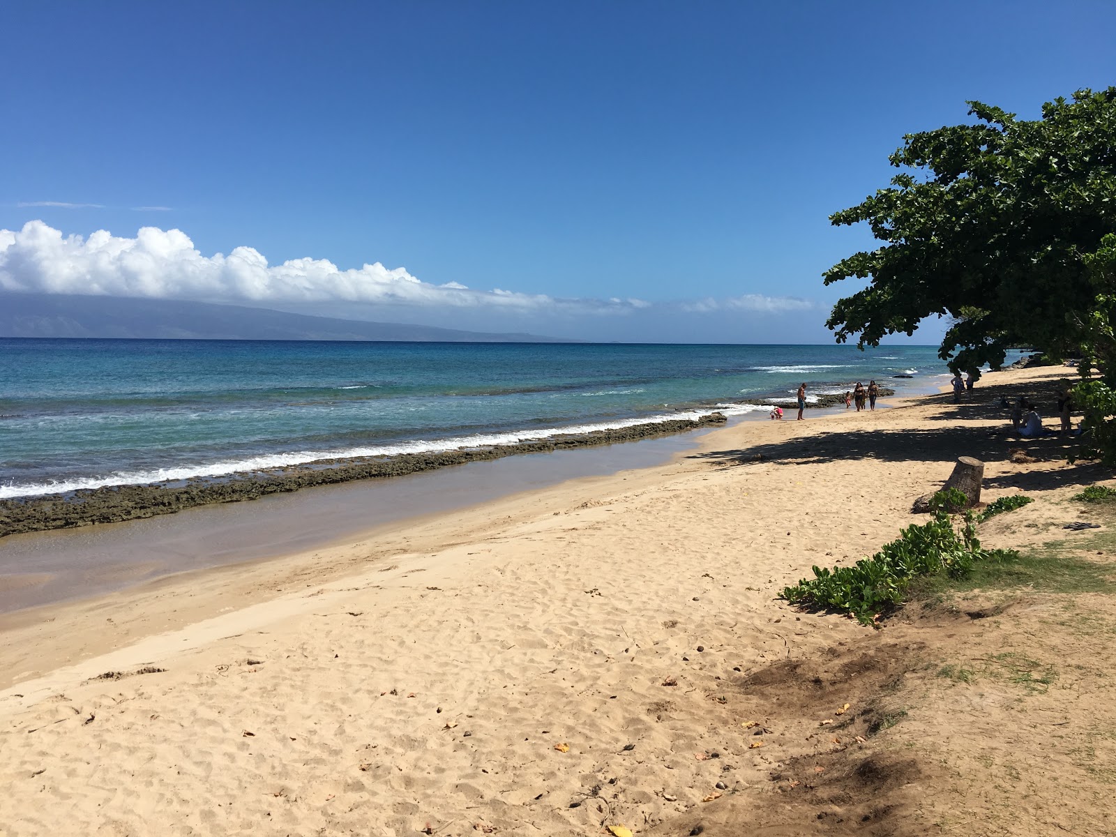 Foto von Honokowai Beach mit beiger sand Oberfläche