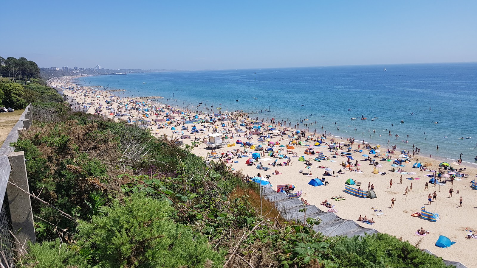 Foto de Praia de Branksome com areia brilhante superfície