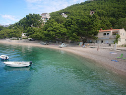 Foto von Jakirusa Strand und die siedlung