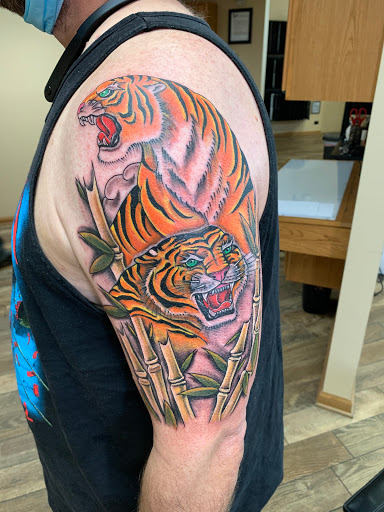 Tattoo Shop «Vanity Tattoo», reviews and photos, 28 S Western Ave, Carpentersville, IL 60110, USA