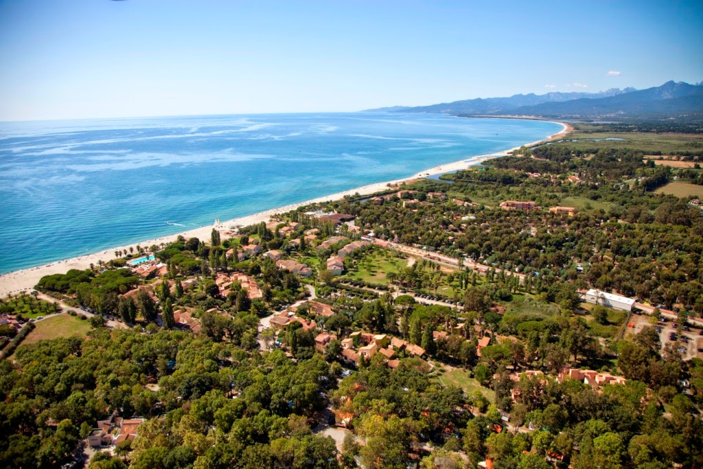 Foto di Plage de Serra-di-Fiumorbo con una superficie del sabbia luminosa