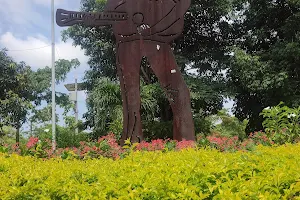 Estatua Shakira image