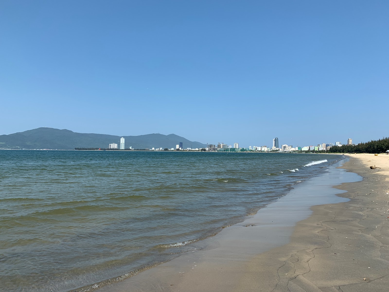 Foto di Nguyen Tat Thanh Beach con una superficie del sabbia beige