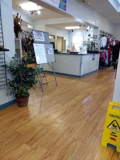 Goodwill Montgomery Boutique, 9820 Montgomery Rd, Cincinnati, OH 45242, USA, 