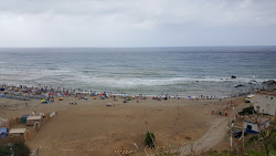 Plage Azeffoun Le Caroubier'in fotoğrafı uçurumlarla desteklenmiş