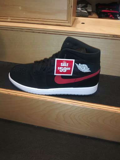 Shoe Store «Foot Locker», reviews and photos, 3801 Branch Ave, Hillcrest Heights, MD 20748, USA