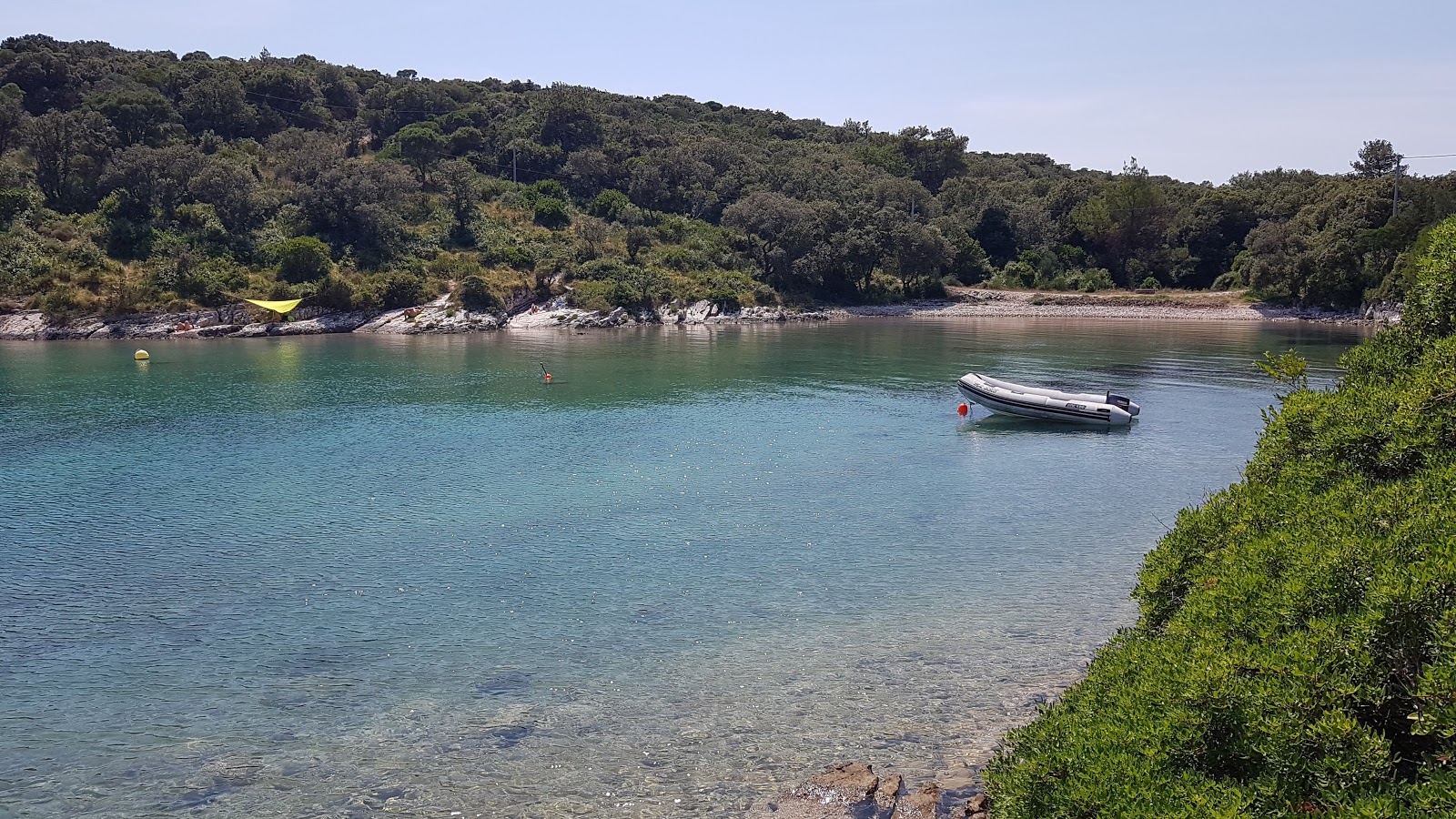 Fotografija Plaza Ruzmarinka z kamni površino