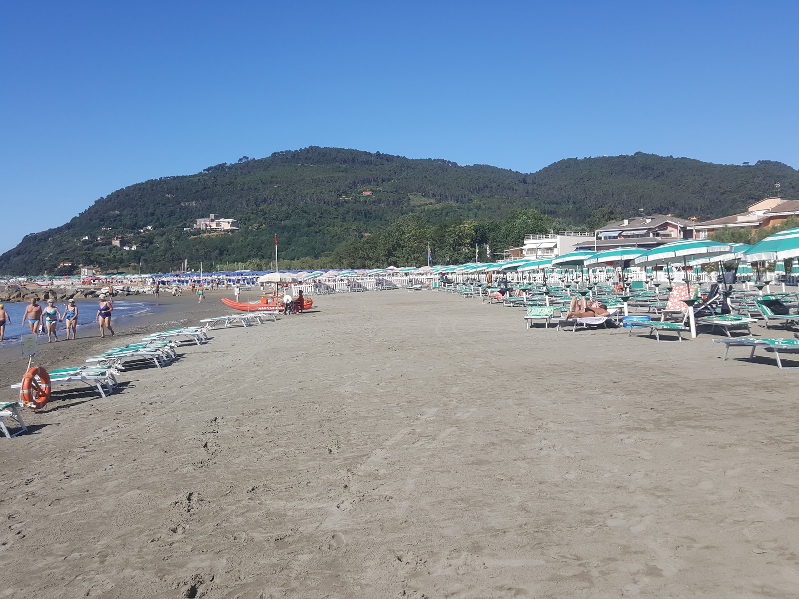 Spiaggia di Fiumaretta的照片 带有蓝色的水表面